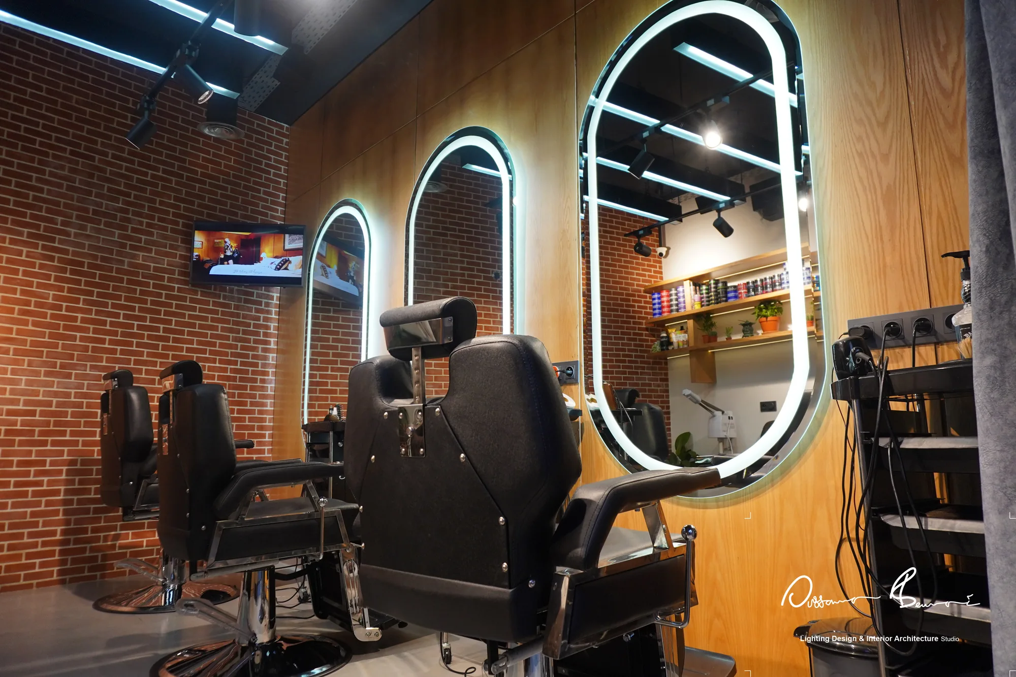 Barbería contemporánea con espejos iluminados