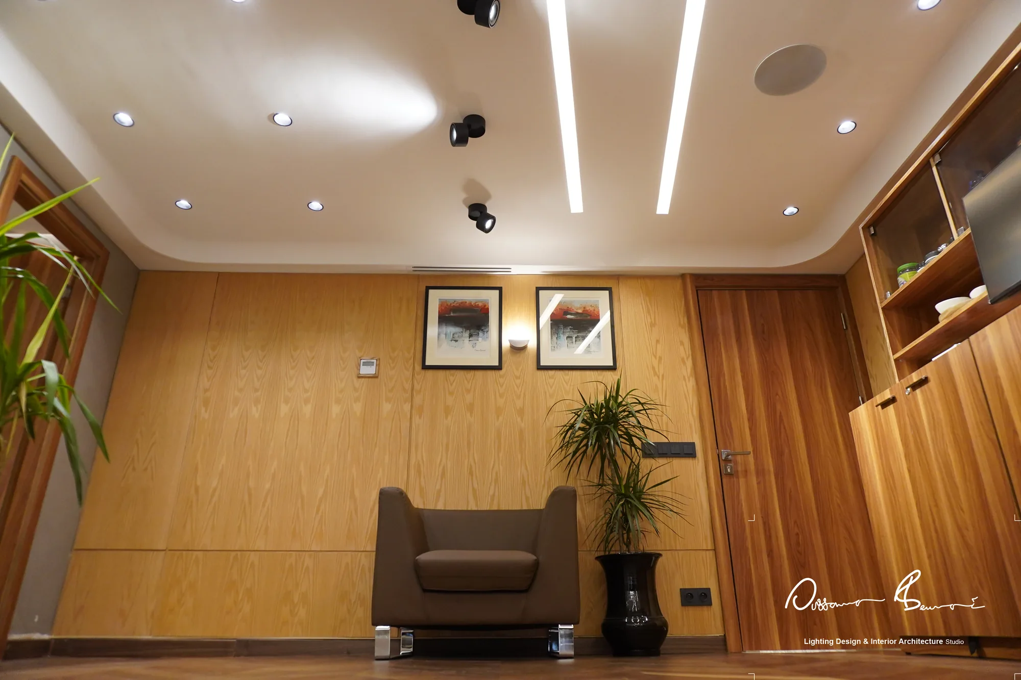 Recepción con revestimientos de madera e iluminación integrada