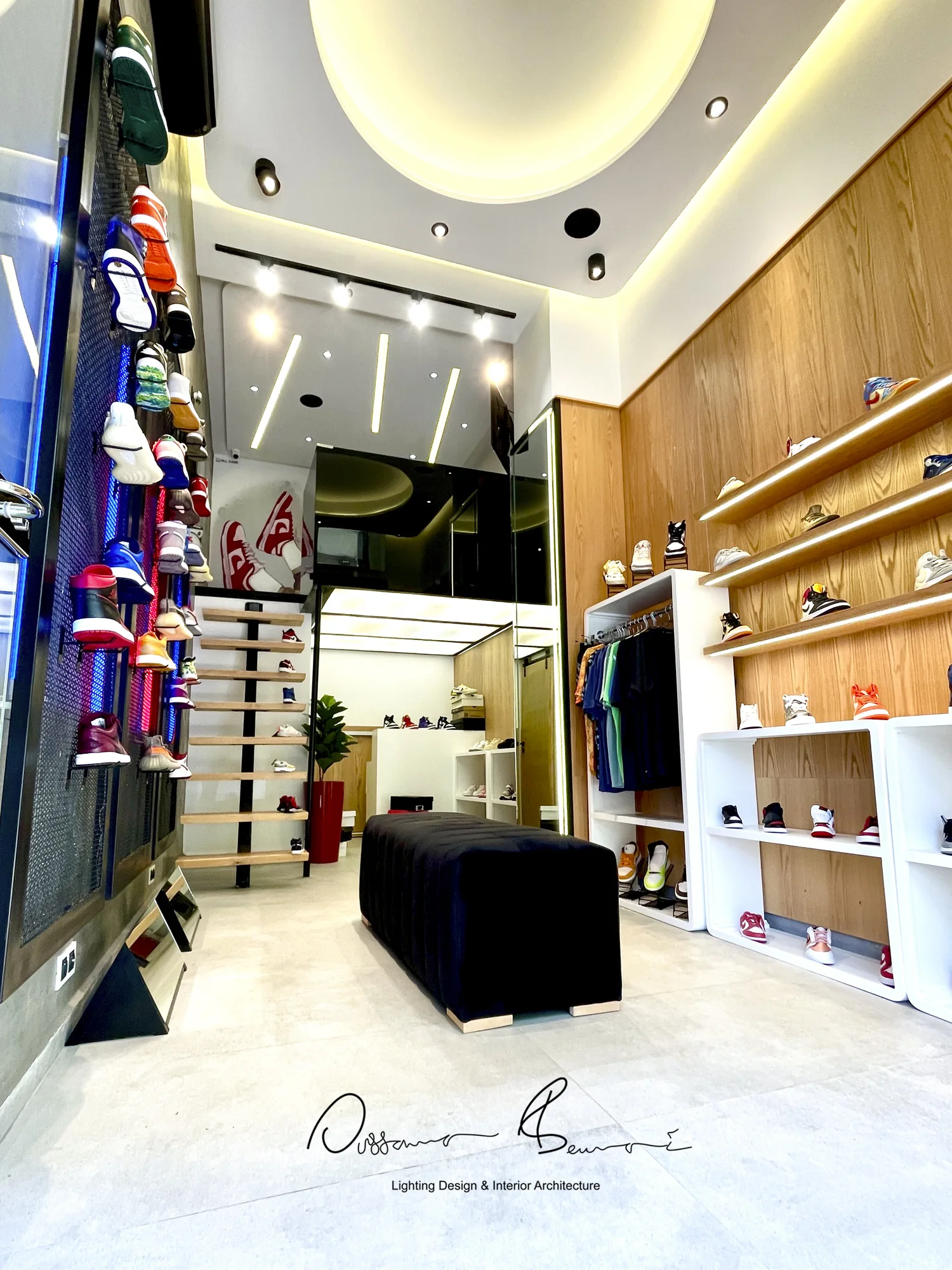Tienda de sneakers con expositores de madera