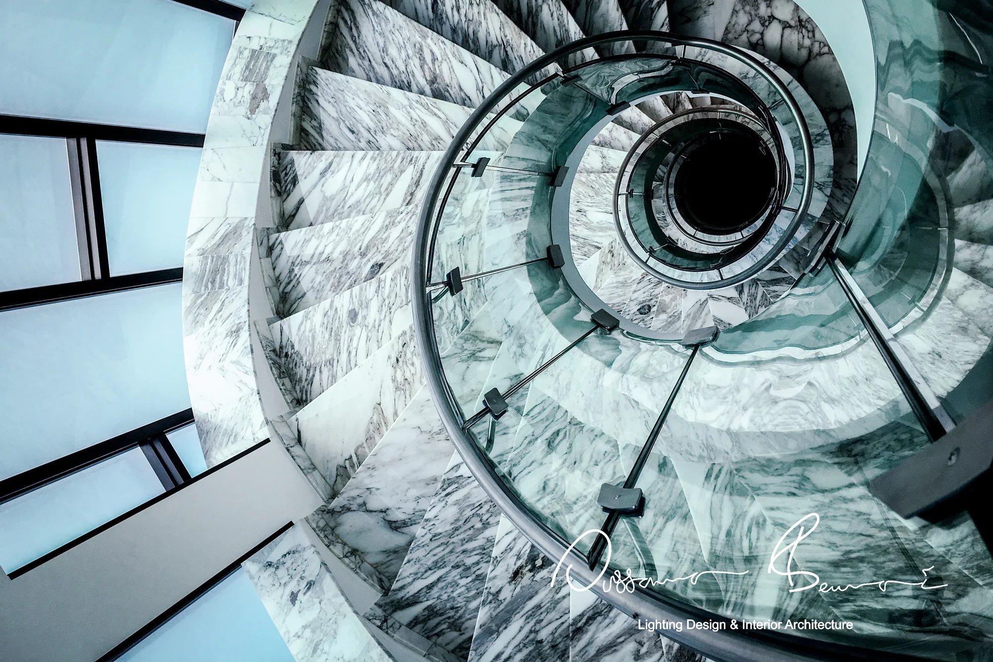 Escalera escultórica de mármol y vidrio
